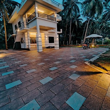 Corniche Beach Resort Mulappilangād Habitación foto