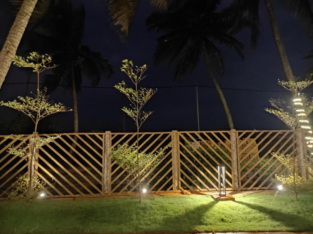 Corniche Beach Resort Mulappilangād Exterior foto